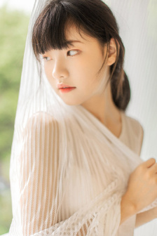 美女光溜溜没有衣服穿的图片